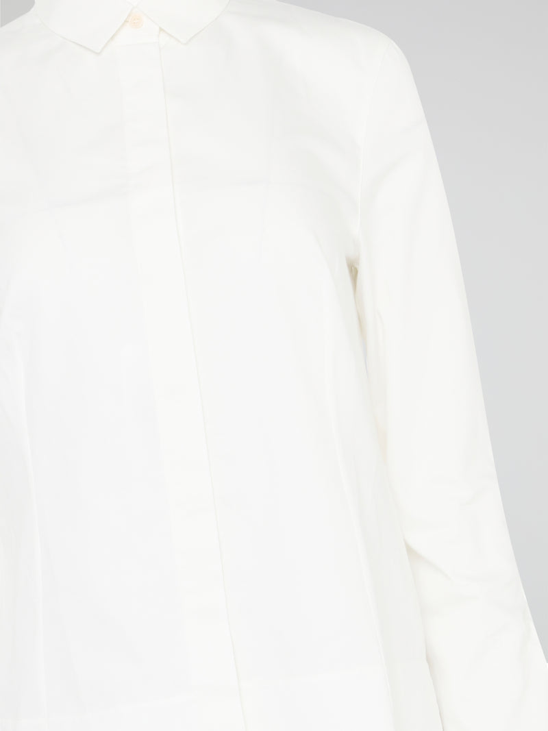 Turn heads and make a statement with the White High-Low Shirt from Akris Punto. Crafted with impeccable attention to detail, this modern twist on a classic silhouette is designed to elevate your style game. With its dynamic high-low hemline and luxurious fabric, this shirt is the epitome of effortless sophistication, perfect for any occasion.